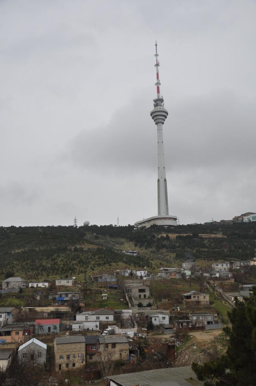 Руководство госструктур побывало в зоне оползня в Баку