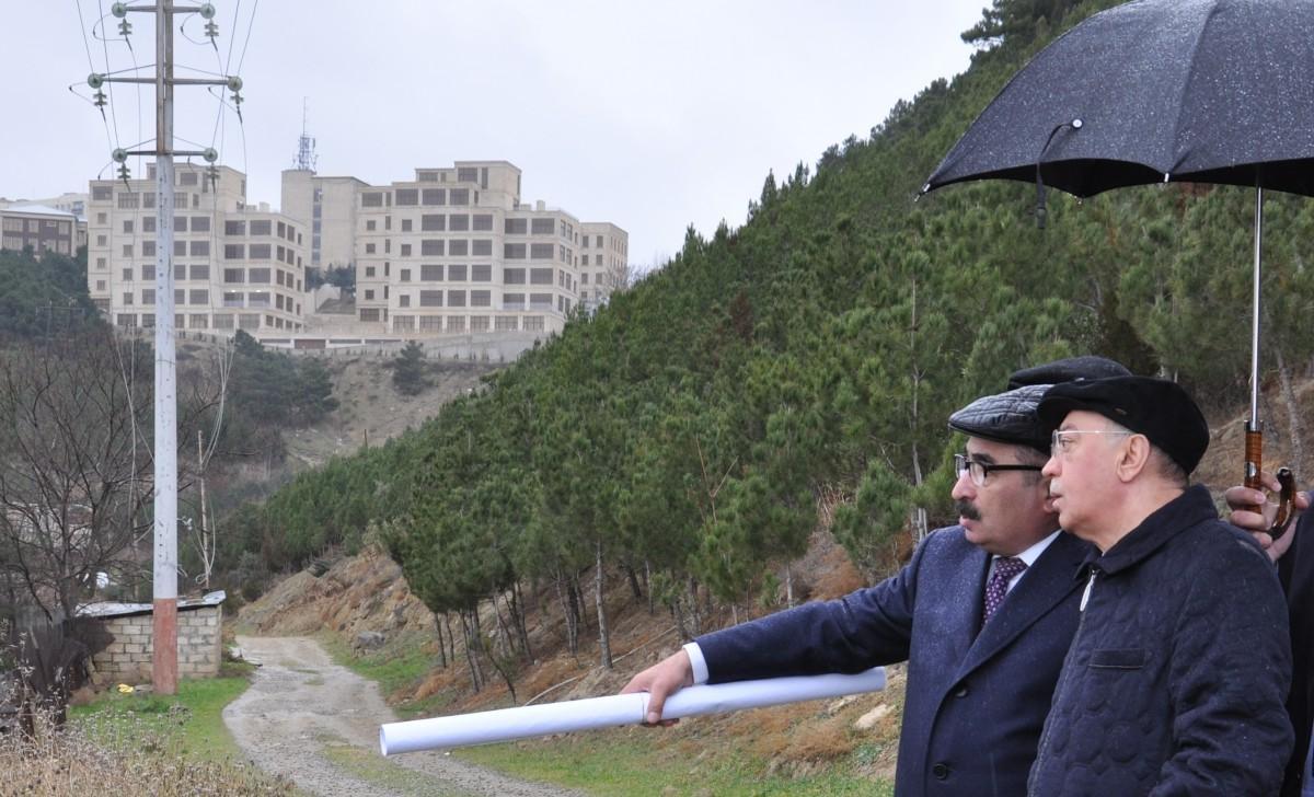 Руководство госструктур побывало в зоне оползня в Баку