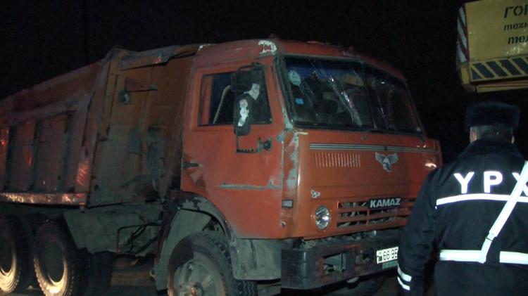 В Баку опрокинулся "КамАЗ", груз высыпался на дорогу