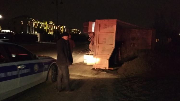 В Баку опрокинулся "КамАЗ", груз высыпался на дорогу