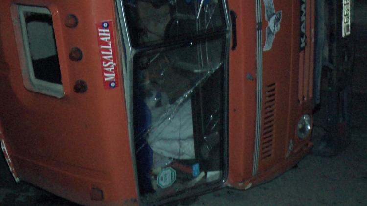 В Баку опрокинулся "КамАЗ", груз высыпался на дорогу