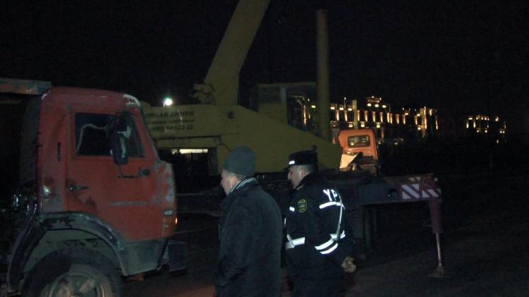 В Баку опрокинулся "КамАЗ", груз высыпался на дорогу