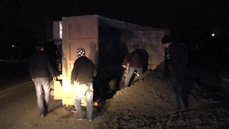 В Баку опрокинулся "КамАЗ", груз высыпался на дорогу