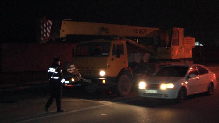 В Баку опрокинулся "КамАЗ", груз высыпался на дорогу