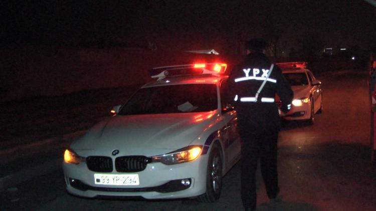 В Баку опрокинулся "КамАЗ", груз высыпался на дорогу
