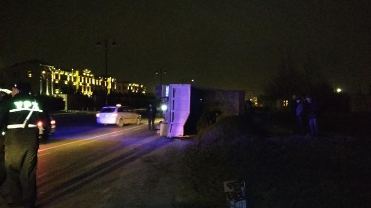 В Баку опрокинулся "КамАЗ", груз высыпался на дорогу