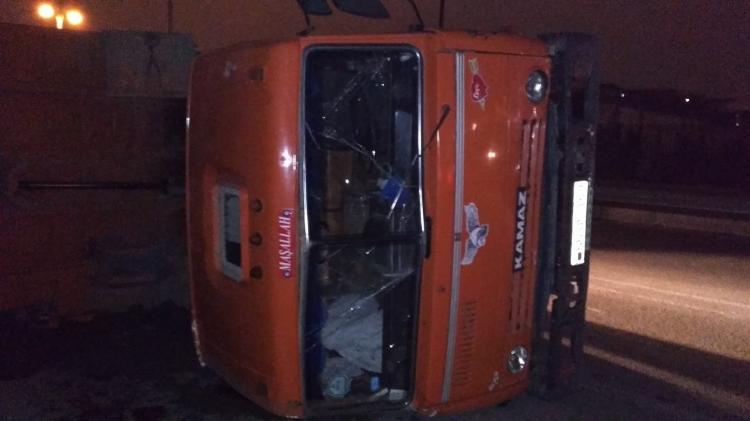 В Баку опрокинулся "КамАЗ", груз высыпался на дорогу