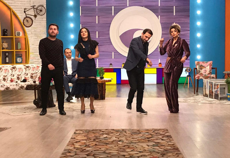 Азербайджанские телеведущие отметили Международный день без Интернета