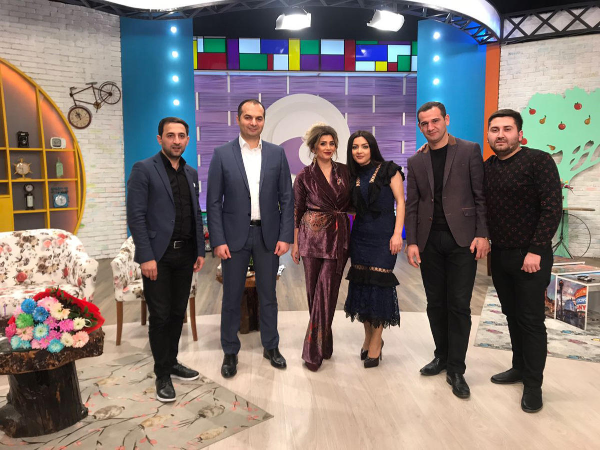 Азербайджанские телеведущие отметили Международный день без Интернета