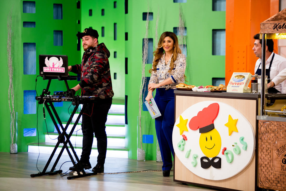 Азербайджанские телеведущие отметили Международный день без Интернета