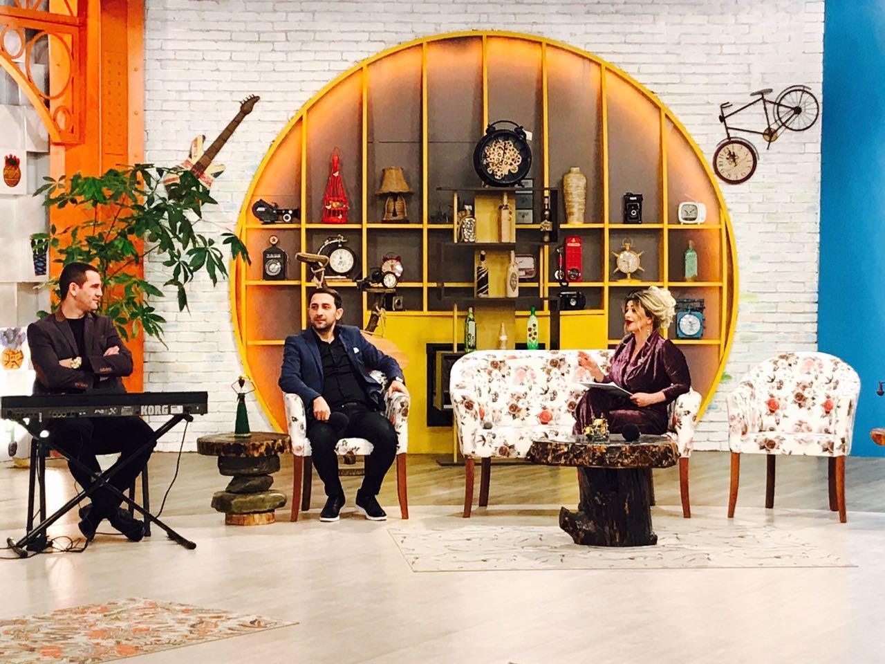 Азербайджанские телеведущие отметили Международный день без Интернета