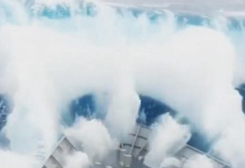 На видео показали огромную волну, поглотившую военный корабль