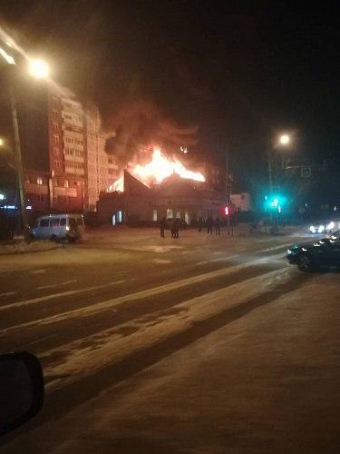 В России горит здание Сбербанка, пожар не могут потушить