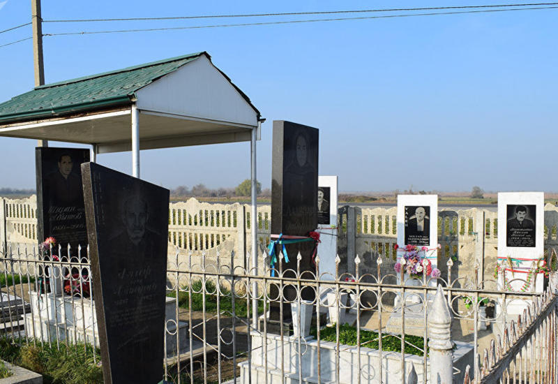 Необычное мусульманское кладбище в Евлахе