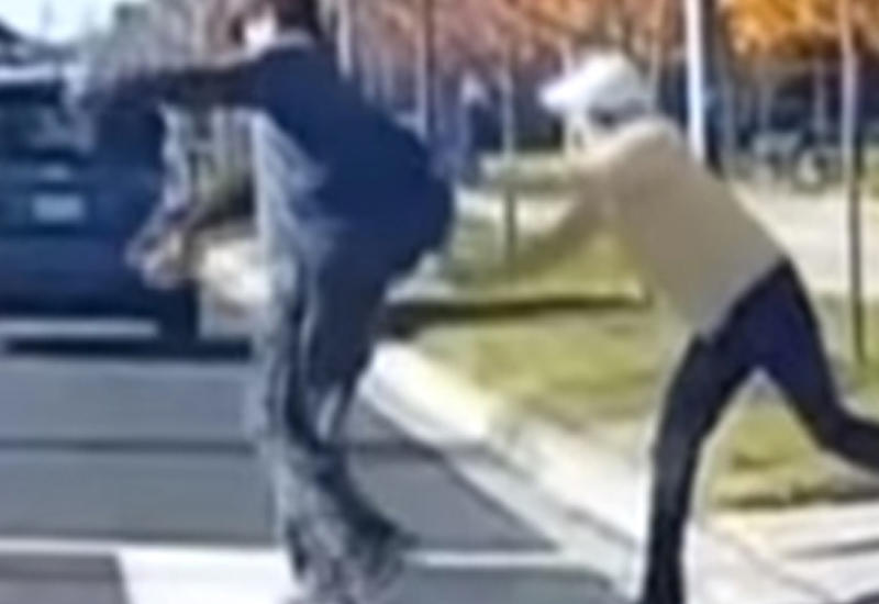 Пешеходы на переходе показали водителю драматическое представление