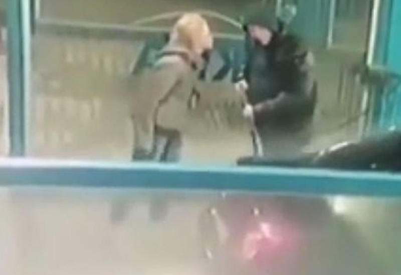 Мужчина остудил орущую на него девушку струей ледяной воды