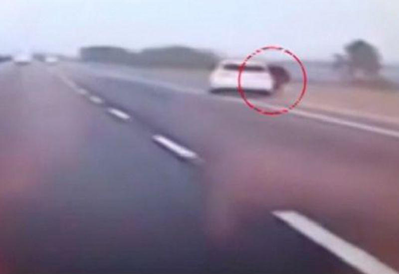 Девушка выпрыгнула из машины на скорости 96 км/час из-за ссоры с бойфрендом