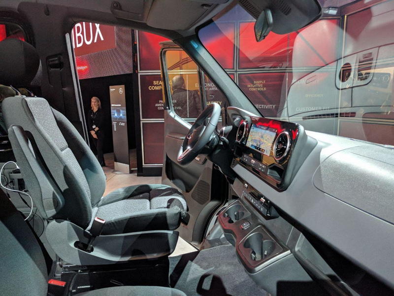 Дизель V6 и автомат с 9 ступенями: Mercedes представил новый Sprinter