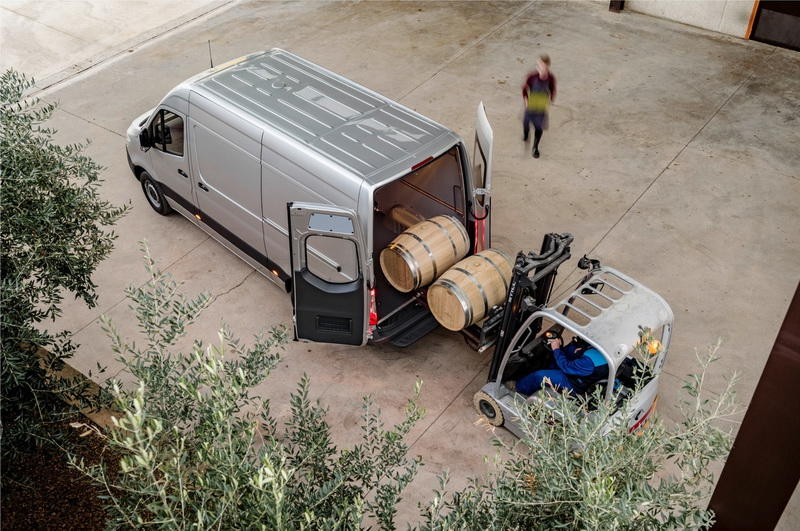 Дизель V6 и автомат с 9 ступенями: Mercedes представил новый Sprinter