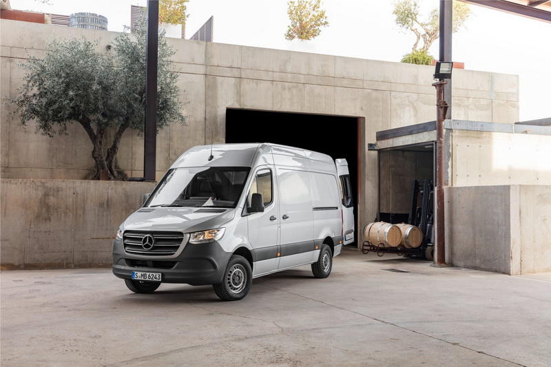 Дизель V6 и автомат с 9 ступенями: Mercedes представил новый Sprinter