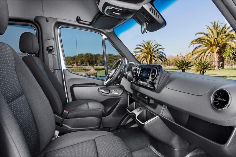 Дизель V6 и автомат с 9 ступенями: Mercedes представил новый Sprinter