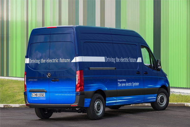 Дизель V6 и автомат с 9 ступенями: Mercedes представил новый Sprinter