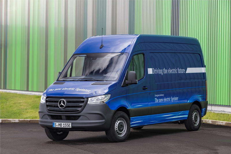 Дизель V6 и автомат с 9 ступенями: Mercedes представил новый Sprinter
