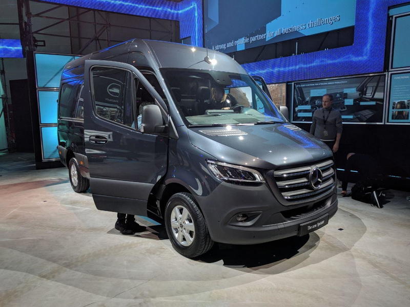 Дизель V6 и автомат с 9 ступенями: Mercedes представил новый Sprinter