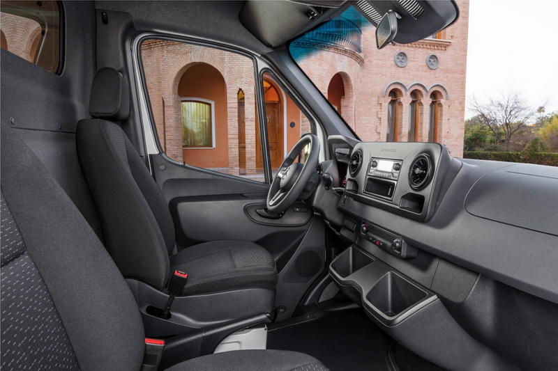 Дизель V6 и автомат с 9 ступенями: Mercedes представил новый Sprinter