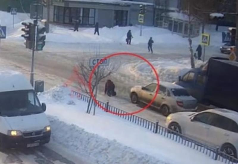 Водитель специально сбил поскользнувшуюся на переходе женщину