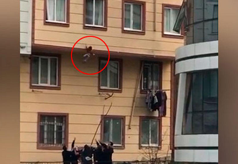 Прохожие чудом спасли выпавшего из окна ребенка