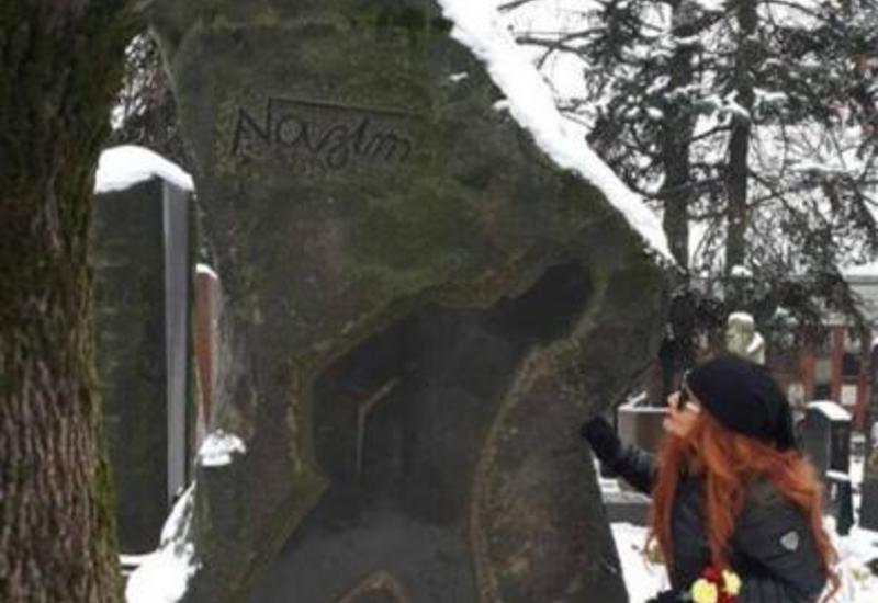 Xumar Qədimova kimin məzarı başında?