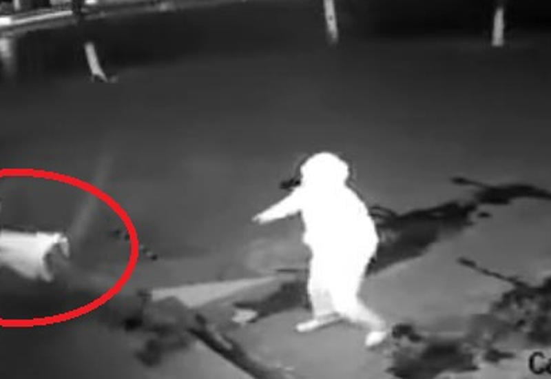 Грабитель целился кирпичом в витрину, а попал в голову другу