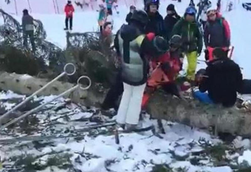 Дерево упало на горнолыжную трассу и придавило девушку