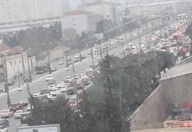 На крупном проспекте Баку образовалась пробка