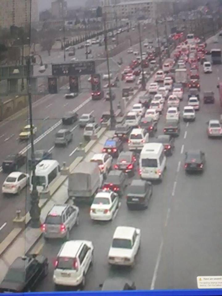 На крупном проспекте Баку образовалась пробка