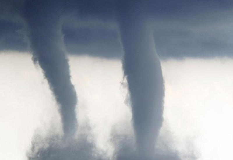 Очевидцу удалось снять на видео сразу два водяных смерча