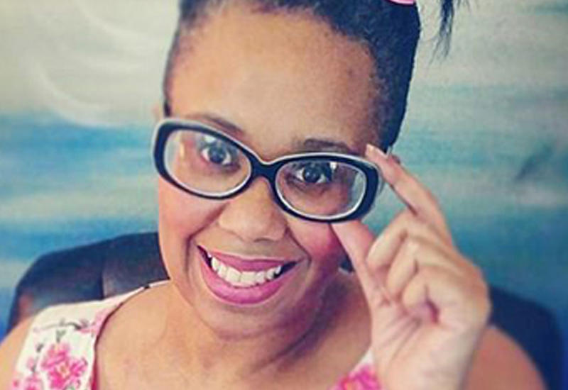 Женщина, уснувшая с головной болью, проснулась с иностранным акцентом