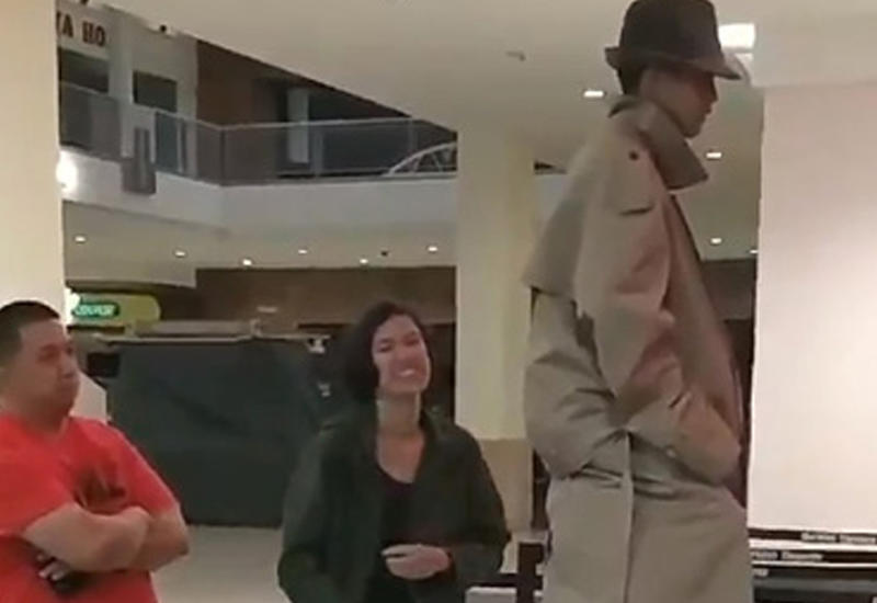 Попытавшись купить лишь один билет в кино, двое шутников потерпели неудачу