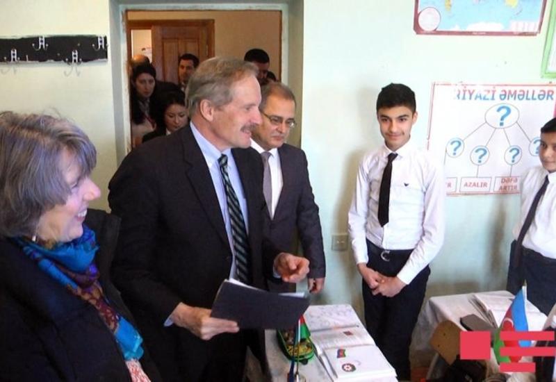 Посол США посетил построенную для вынужденных переселенцев школу