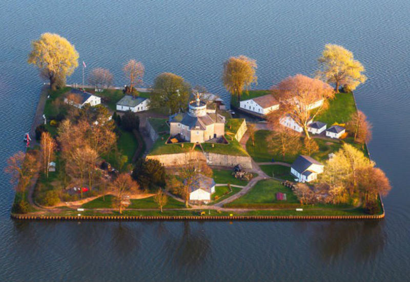 10 самых крошечных населенных островов мира