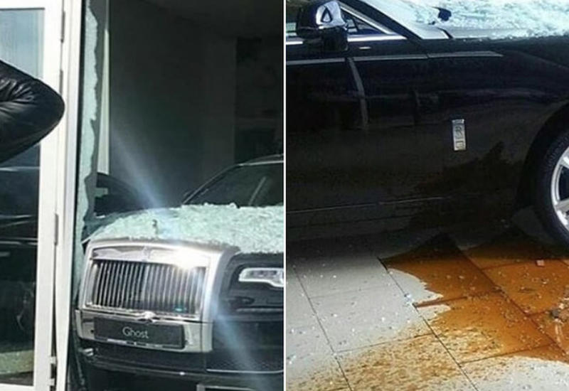 Покупатель устроил краш-тест нового Rolls-Royce прямо внутри автосалона