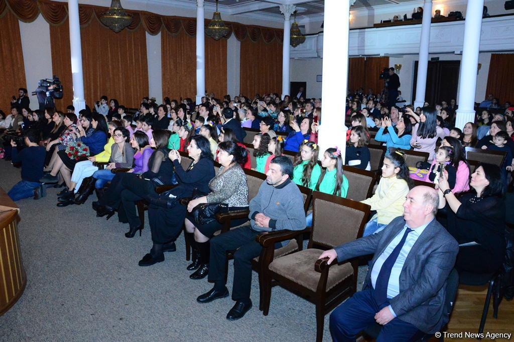 Бакинский театр-студия юных актеров представил красочную премьеру спектакля "Снежная королева"