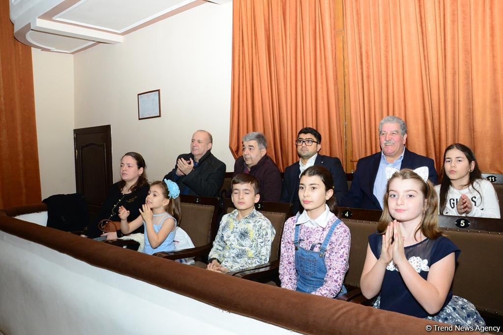 Бакинский театр-студия юных актеров представил красочную премьеру спектакля "Снежная королева"