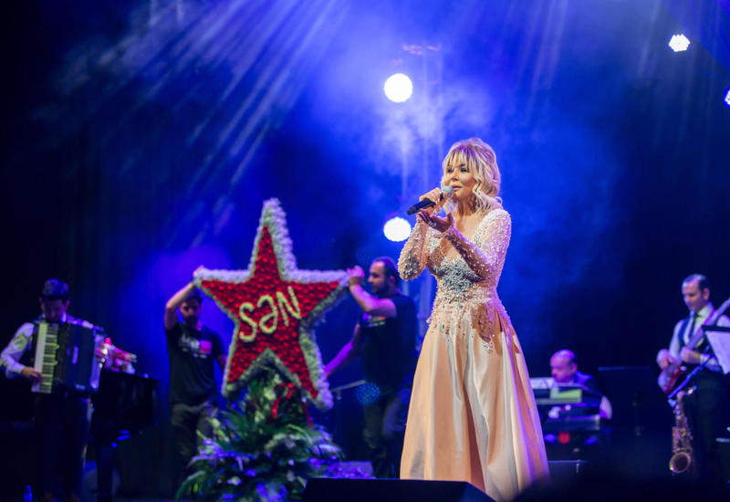 Концерт Бриллиант Дадашовой "Жить с любовью намного прекраснее": овации, букеты цветов