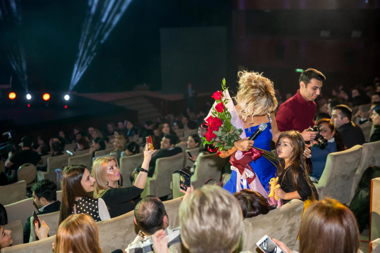 Концерт Бриллиант Дадашовой "Жить с любовью намного прекраснее": овации, букеты цветов