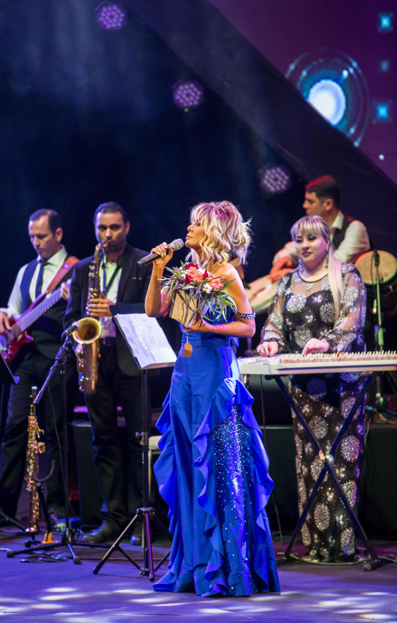 Концерт Бриллиант Дадашовой "Жить с любовью намного прекраснее": овации, букеты цветов