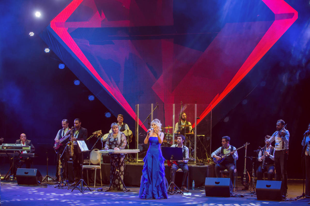 Концерт Бриллиант Дадашовой "Жить с любовью намного прекраснее": овации, букеты цветов