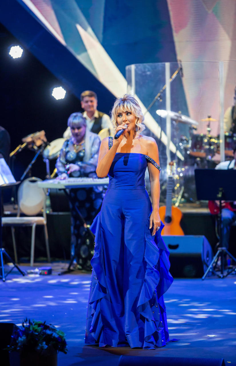 Концерт Бриллиант Дадашовой "Жить с любовью намного прекраснее": овации, букеты цветов