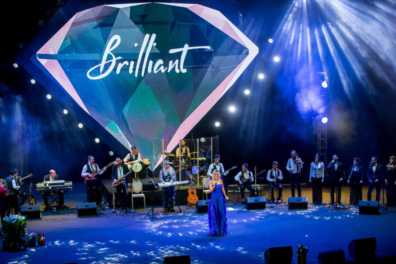 Концерт Бриллиант Дадашовой "Жить с любовью намного прекраснее": овации, букеты цветов